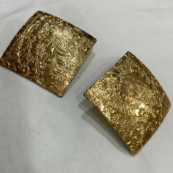 Gold tone square earrings - Picture 3 of 6